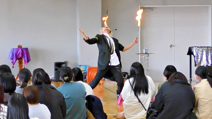 マジシャンが岐阜医療科学大学の体育館で卒業イベントで出張マジックショーをしている