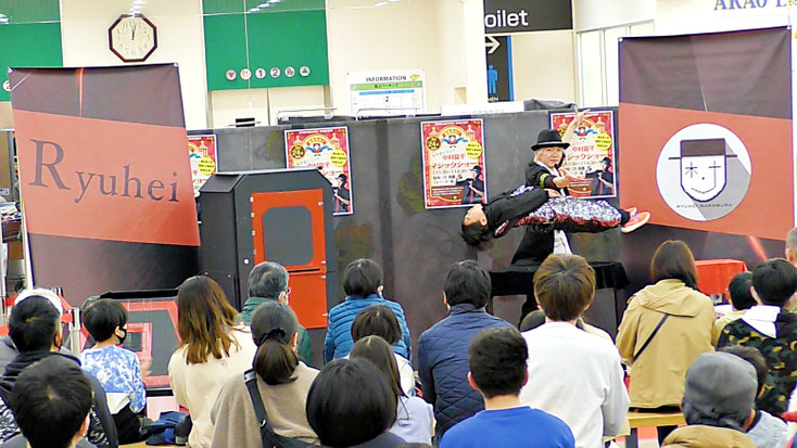 滋賀県大津市のショッピングモールのイベントでマジシャンRYUHEIの出張マジックショー