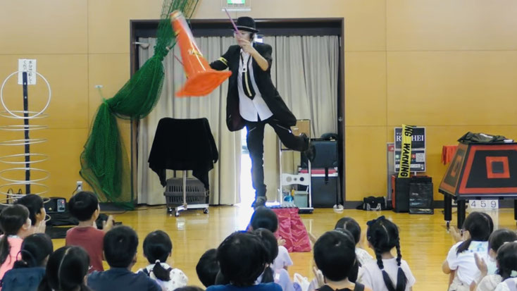 マジシャンが滋賀県のイベントでマジックショー