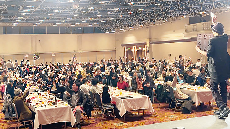 岐阜県岐阜市のホテルのイベントで全員参加マジックをするマジシャン
