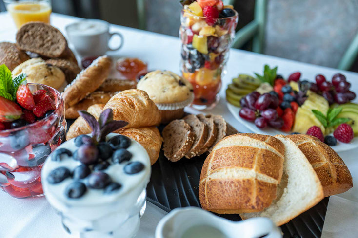 Reichhaltiges Frühstück mit Bröchten, Obst und vielem mehr