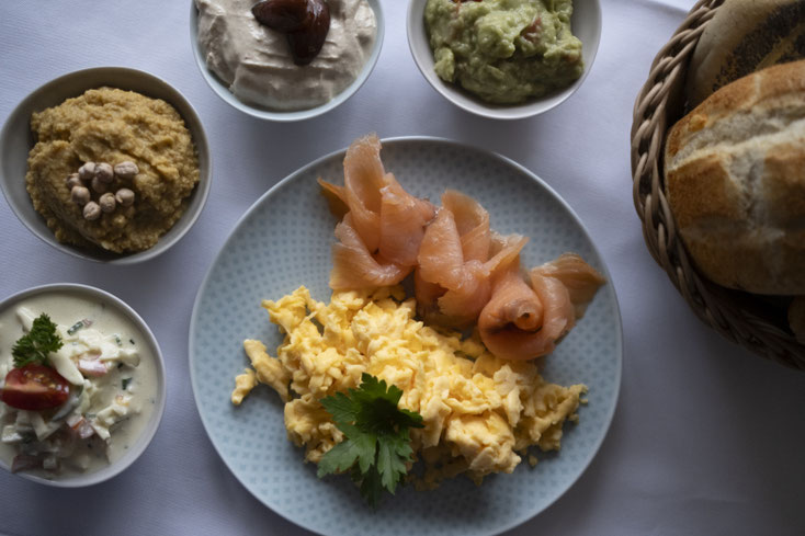 Reichhaltiges Frühstück mit Bröchten, Obst und vielem mehr
