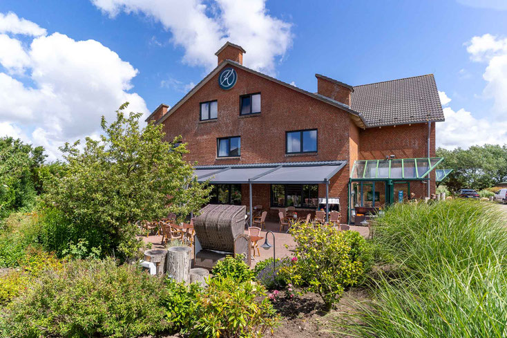 Das Hotel Kölfhamm mit Terrasse von aussen