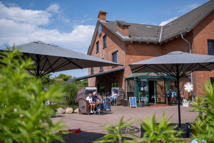 Das Hotel Kölfhamm mit Terrasse von aussen