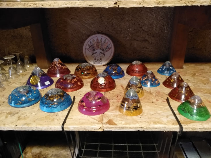 orgonite, orgonites, shungite, pierre, cristal, cristal de roche, quartz, minéral, protection, guérison, libération, chakras, lithothérapie, soin, énergétique, soin énergétique, enracinement, chakra racine, cristal de roche, améthyste, labradorite, bijou 