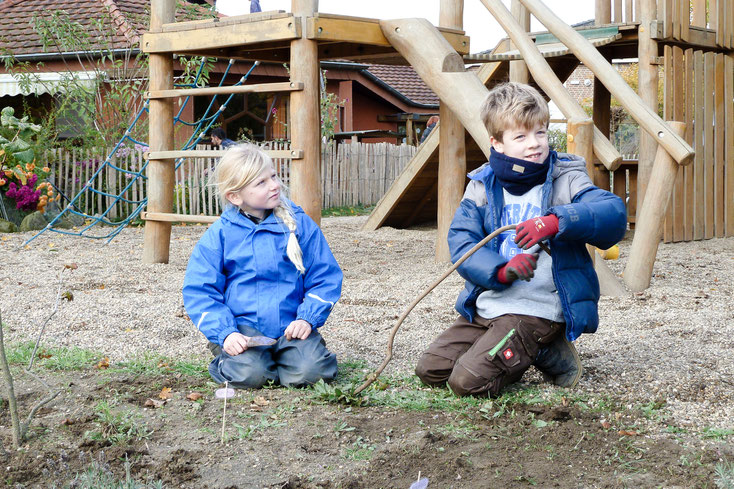 Herbsliches Aufräumen im Waldorfkindergarten Dinslaken - auch die grösseren Geschwister halfen mit!