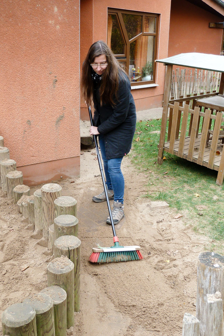 Herbstliches Aufräumen im Waldorfkindergarten Dinslaken