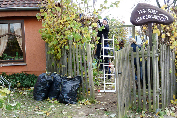 Herbstliches Aufräumen im Waldorfkindergarten Dinslaken
