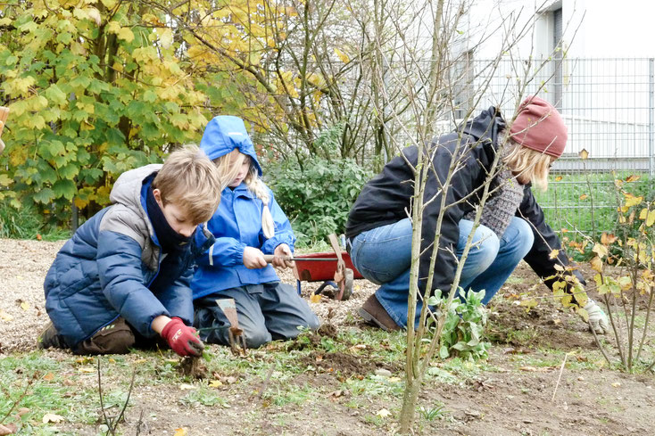 Herbstliches Aufräumen im Waldorfkindergarten Dinslaken