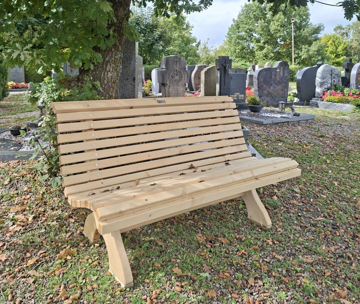 Friedhofsbänke in Altusried und Krugzell von Bestattungen Hackler initiiert.