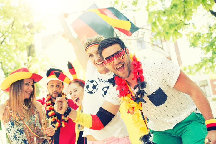 feiernde deutsche Fußballfans; Privatdetektei Dresden, Wirtschaftsdetektiv Dresden