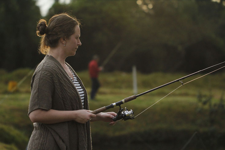 femme qui pêche à la ligne