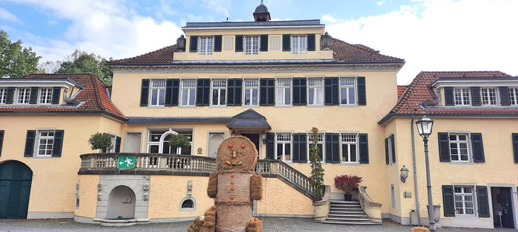 Im Bild die Frontalansicht vom Wasserschloss Eulenbroich bei Rösrath