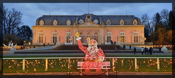 Der illuminierte Weihnachtsmann grüßt vor Schloss Benrath