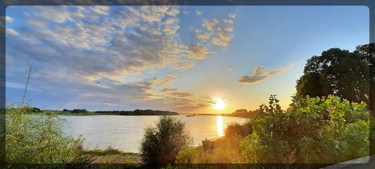 Abendspaziergang auf der Weseler Rheinpromenade