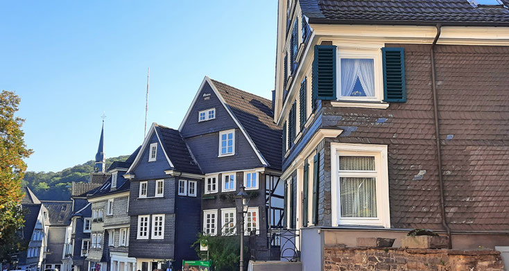 Der Deilbachsteig führt uns mitten durch die Altstadt Velbert Langenbergs sanft bergauf