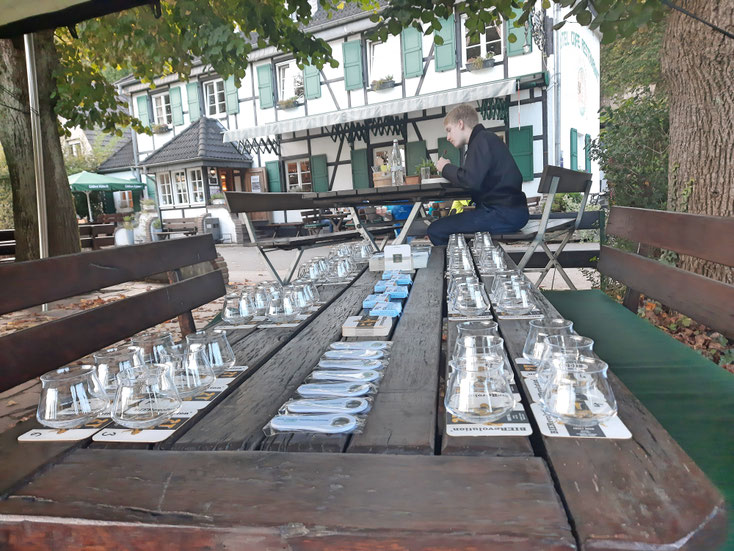Es ist angerichtet: gemütliche Location für das Wasser- und Biertasting 