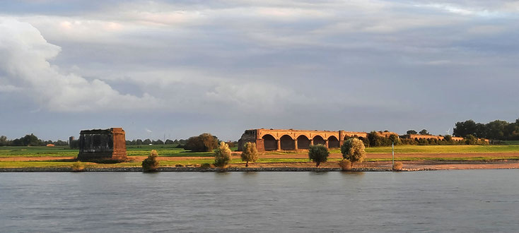 Heutige Relikte der von der Deutschen Wehrmacht im März 1945 gesprengten Eisenbahnbrücke