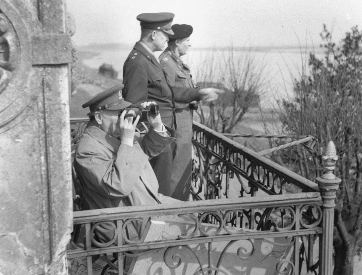 25. März 1945: Churchill mit Fernglas, Eisenhower und Montgomery, die drei Oberbefehlshaber der alliierten Streitkräfte auf dem Balkon des Hotels Wacht am Rhein in Wesel-Büderich