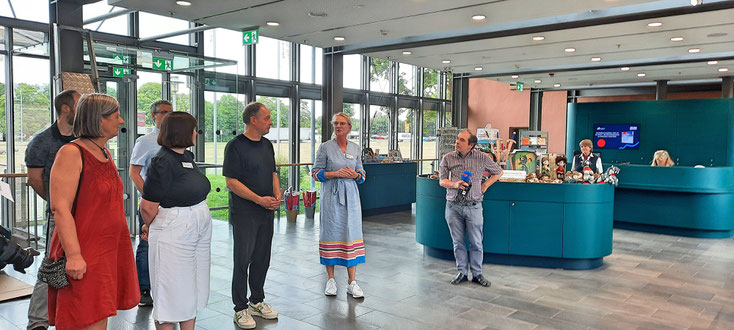 Presse-Preview-Tag am 15. Juli 2025: In der Mitte: Museumsdirektorin des LVR-Niederrheinmuseums Corinna Endlich begrüßt mit Ihrem Team (links) die Pressevertreter aus den unterschiedlichsten Teilen Deutschlands, u.a. Radio Berlin-Brandenburg (rbb).