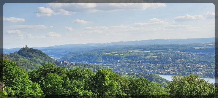 Aussicht vom Petersberger Biergarten auf Schloss Drachenburg und Drachenfels