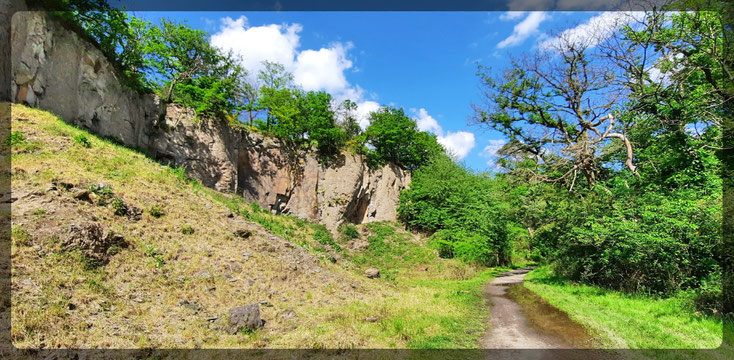 Alpine Felsformationen auf dem Stenzelberg im Siebengebirge