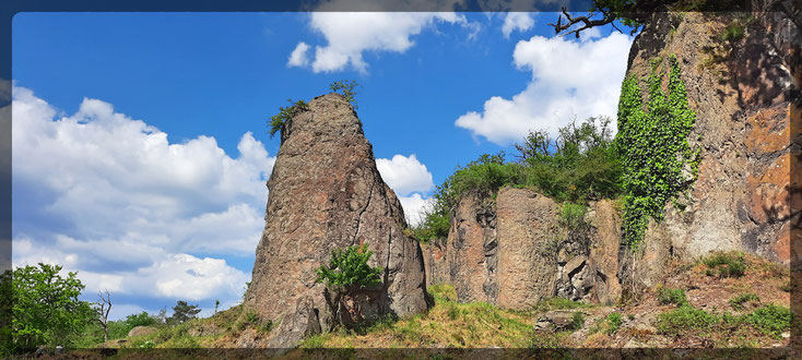 Hinkelsteine? Obelix? Solitäre Felsformation auf dem Stenzelberg