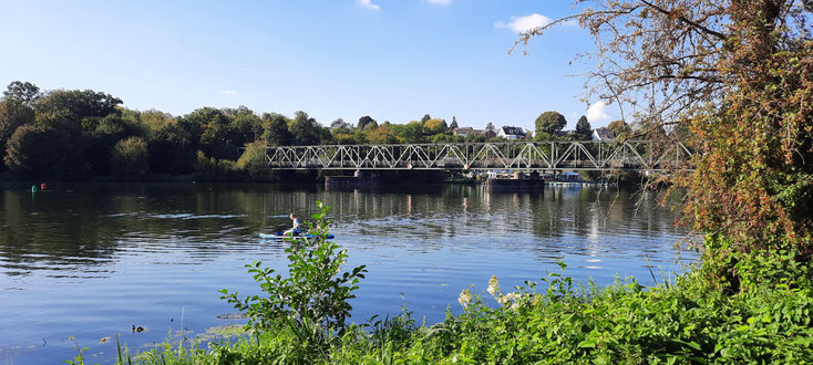 Alte Eisenbahnbrücke über den See, darunter wird gepaddelt oder auch das SUP getestet, natürlich gibt es auch Personenschiffahrtsverkehr