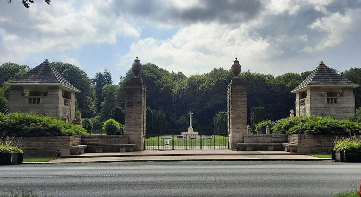 Erster Eindruck vom Parkplatz aus gesehen auf den Reichswald Forest War Cemetery