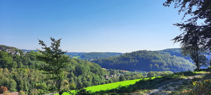 Nach einem steilen Anstieg und mehreren Treppen zu Beginn haben wir die Höhe mit schönem Talblick erreicht