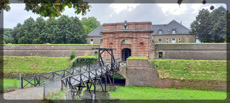 Heutige Ansicht der Festung Wesel mit dem Preussischen Adler im Wappen