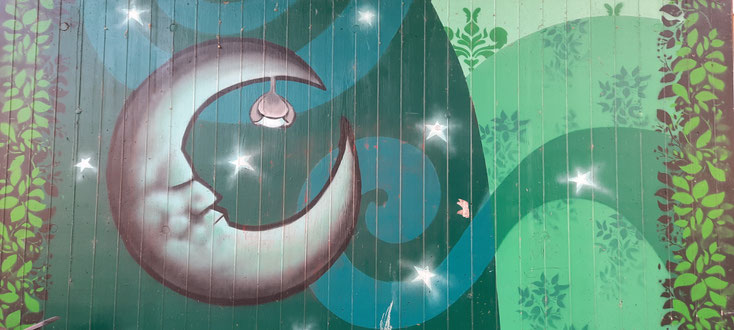 Murals sind Straßenkunst im öffentlichen Raum, hier Bahnstation Kupferdreh