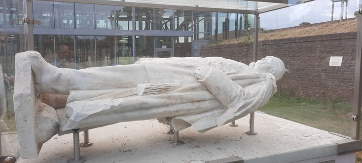 Der "Schneewittchensarg" - Weseler Volksmund zur Kaiser Wilhelm Statue