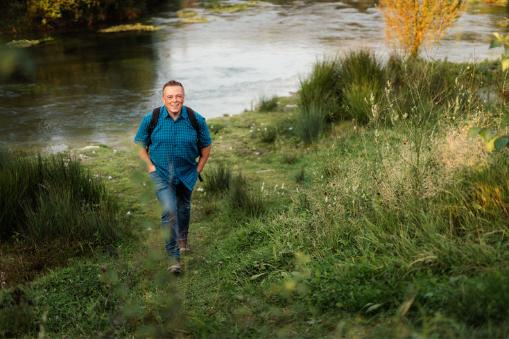 Der Reiseführer NRW NEU ENTDECKT von Matthias Berns: hier der Autor im Bild zu sehen in der Natur vor schöner Kulisse. Buch im online-shop erhältlich