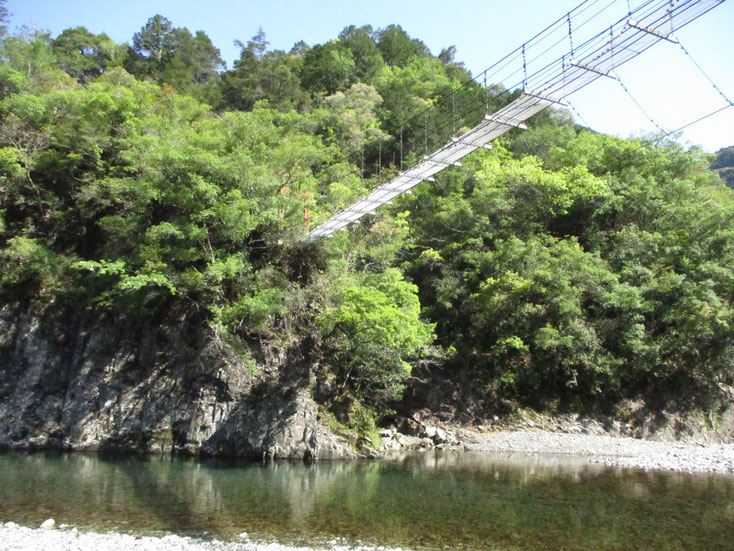写真は畝畑地区、和田川峡の吊橋です。