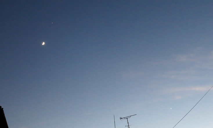 月と木星・右下に金星・その間に薄く土星が見える
