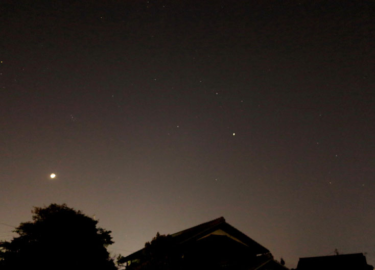 右端にカシオペア・左に月・その上に薄くスバルが見える・その左上おうし座のヒアデス星団