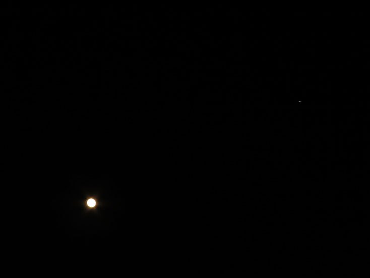 10月30日17:30頃　月と木星はこんなに離れている（右上に木星）