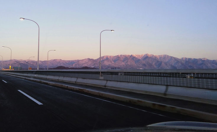 琵琶湖大橋から望む朝日に染まる比良連山