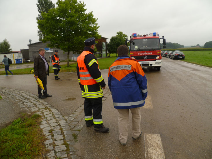 Es waren genügend Oberostendorfer Feuerwehrleute vor Ort. Sonst hätte ich aushelfen können bei der Straßensperrung für den Durchgangsverkehr