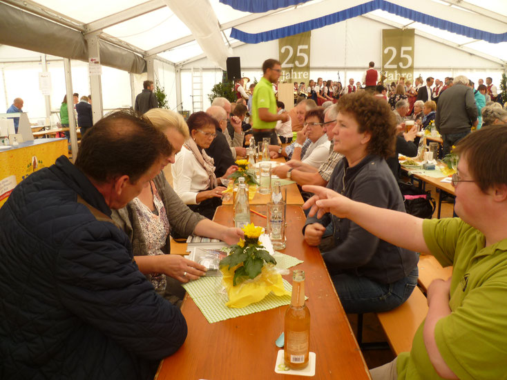 Zwei Tage Frühschoppen, am Samstag mit der Musikkapelle aus Jengen, am Sonntag mit der Musikkapelle aus Oberostendorf. Tolle Stimmung.