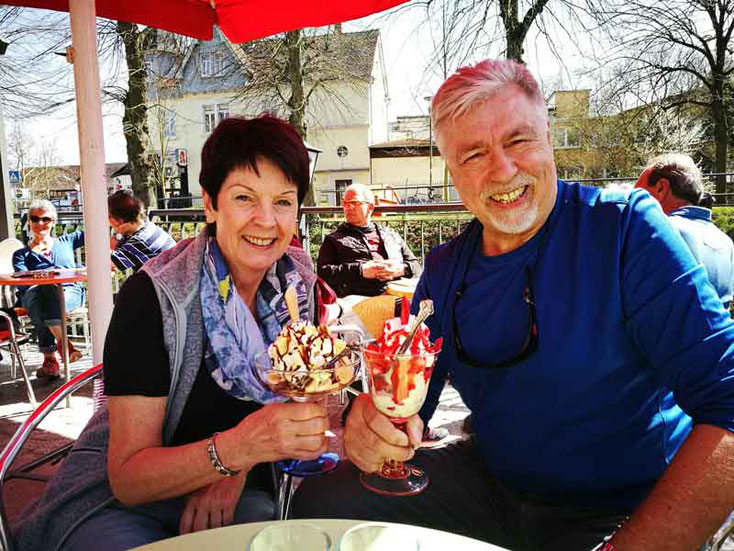 Bild 4 Wir lassen uns einen Espresso und ein leckeres Eis schmecken.