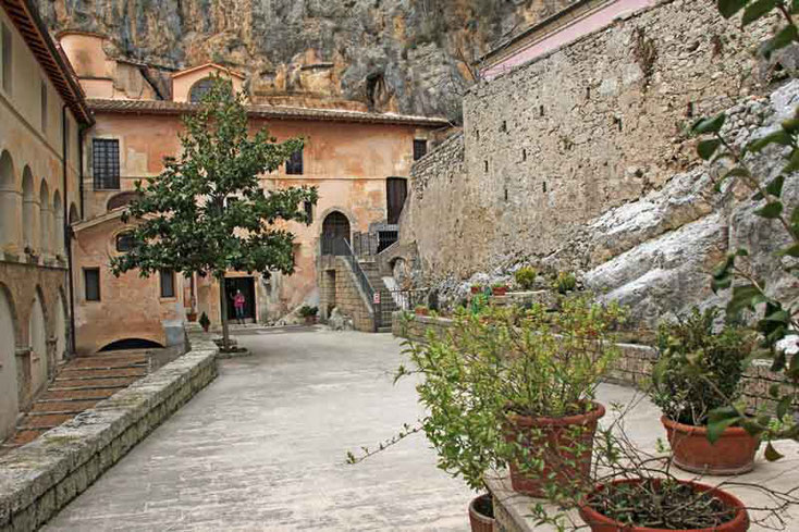 Innenhof im Felsenkloster der Benediktiner Abtei