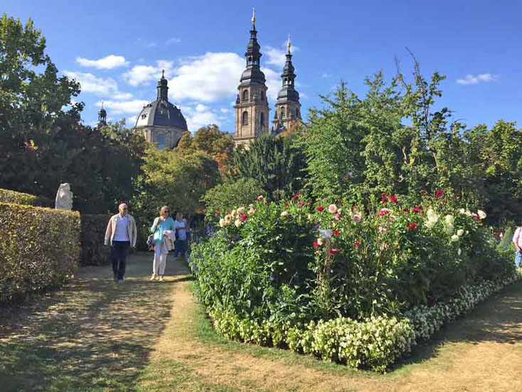 Im Dahliengarten mit Blick auf den Dom in Fulda