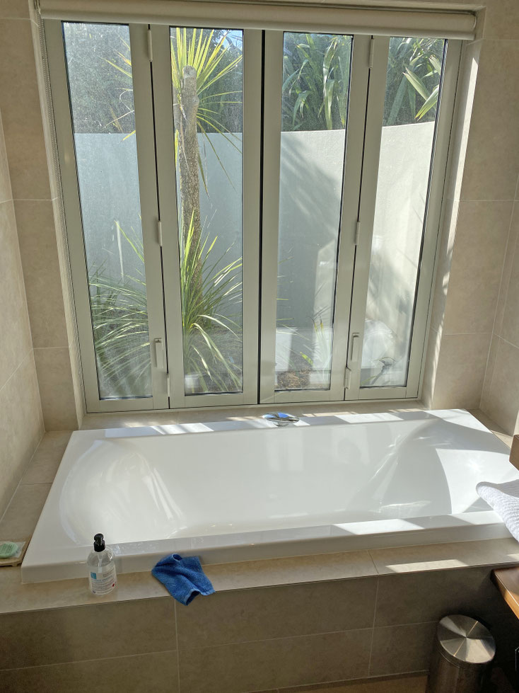 Badewanne mit Blick in den nur für uns zugänglichen Garten.