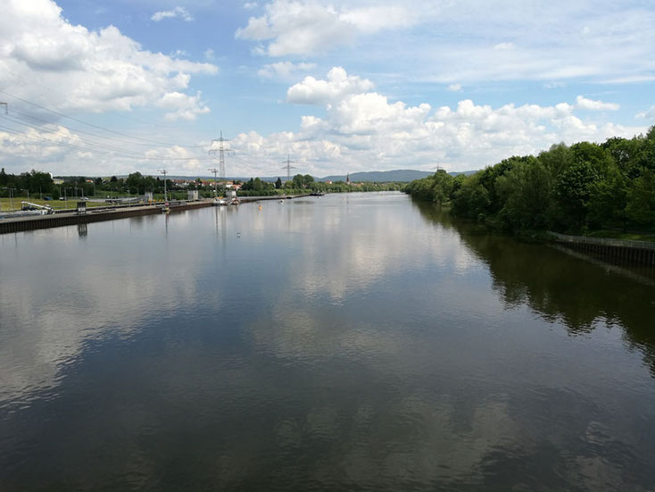 Blick vom Schleusenweg auf den Main und den dahinter sichtbaren Spessart