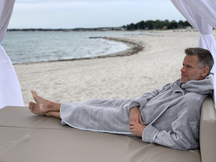 Luxus Saunabademantel Comfort extra lang in Grau für Damen und Herren am Strand