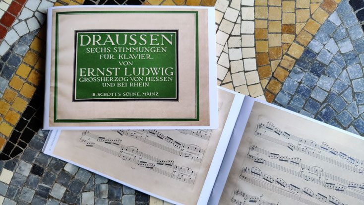 DRAUSSEN- Sechs Stimmungen für Klavier von ERNST LUDWIG - GROSSHERZOG VON HESSEN UND BEI RHEIN. Foto auf dem Mosaikboden des Badehauses 3 im Sprudelhof Bad Nauheim von Beatrix van Ooyen