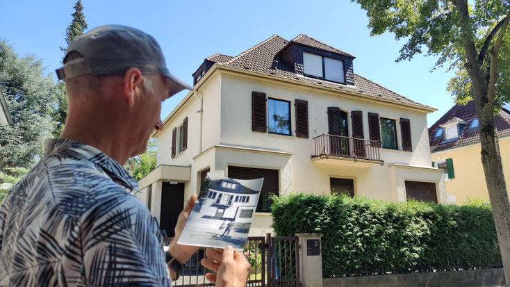 Christoph Müller vor dem elterlichen Haus, Goethestraße 14 in Bad Nauheim. Von Fotograf Horst Schüßler stammt das Foto in seiner Hand. Es entstand 1959. Foto: Beatrix van Ooyen
