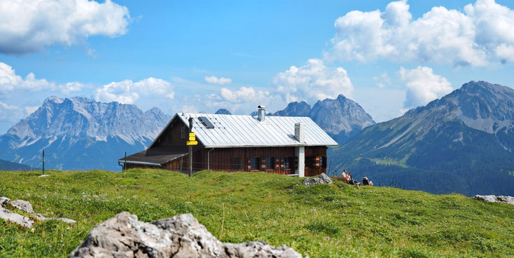 Die Lorea-Hütte vor dem Zugspitzmassiv und Wannig